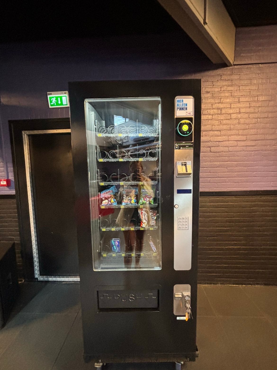 Vendo 710 SVE Snackautomaat, Ophalen