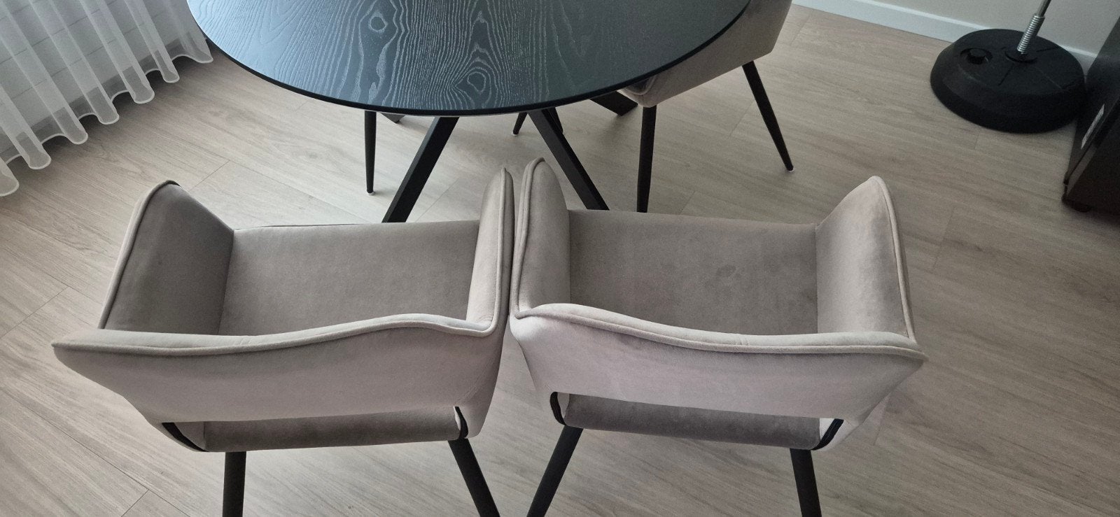Ronde WOOOD Bruno tafel 120cm + 4 velvet stoelen beige, Ophalen of Verzenden, Zo goed als nieuw, 4 tot 6 stoelen