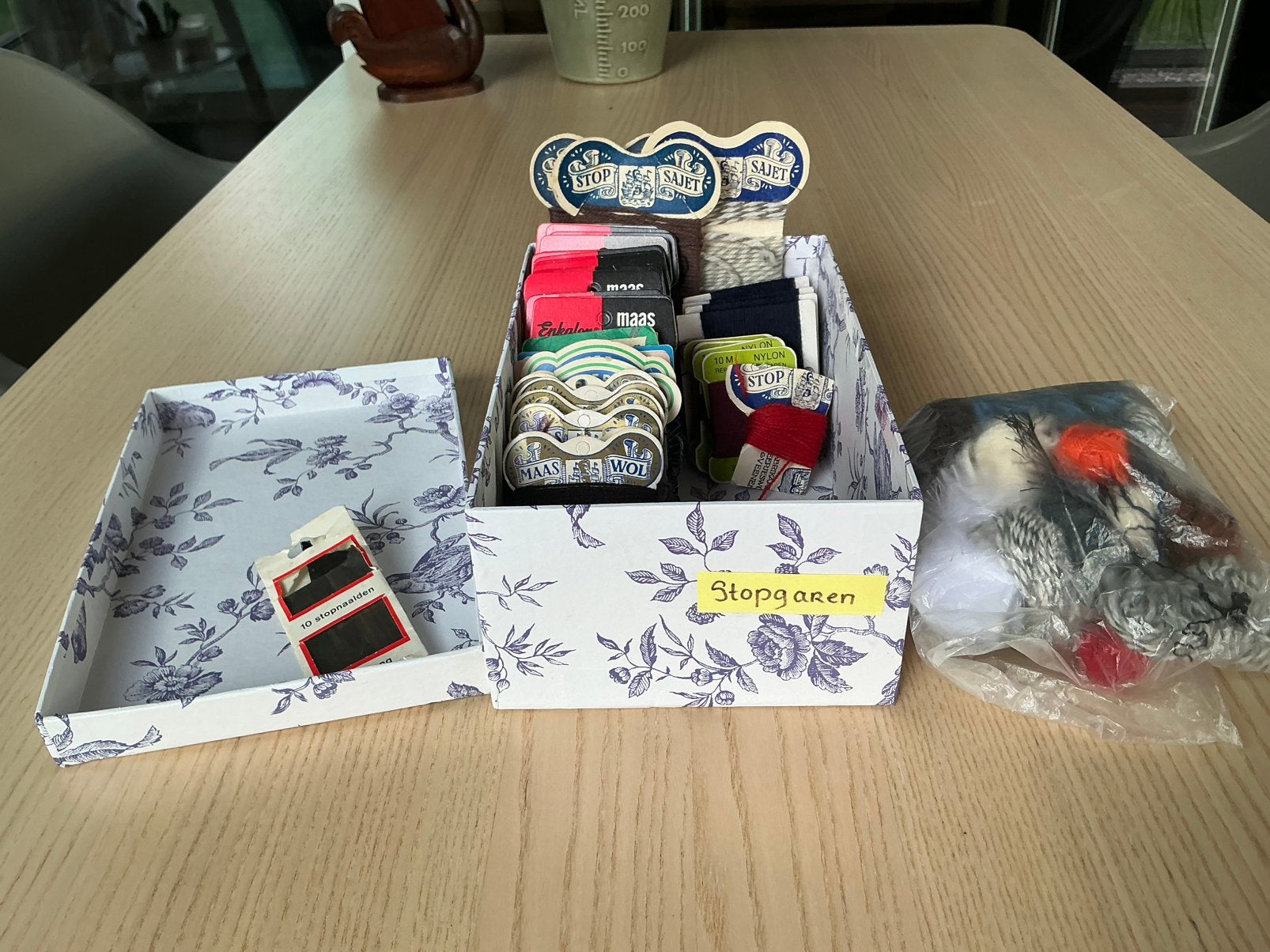 Doos met maaswol, stopwol, vintage 🧵 🧶 🪡, Ophalen of Verzenden, Garen of Naald(en)