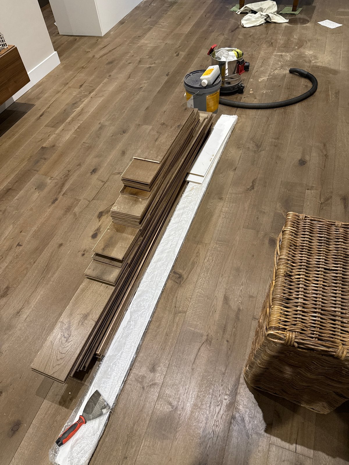 Nieuw en ongebruikt: ±12 m² eiken vloer + plinten en lijm, Ophalen, Nieuw, Vloerdelen of -planken, 10 m² of meer