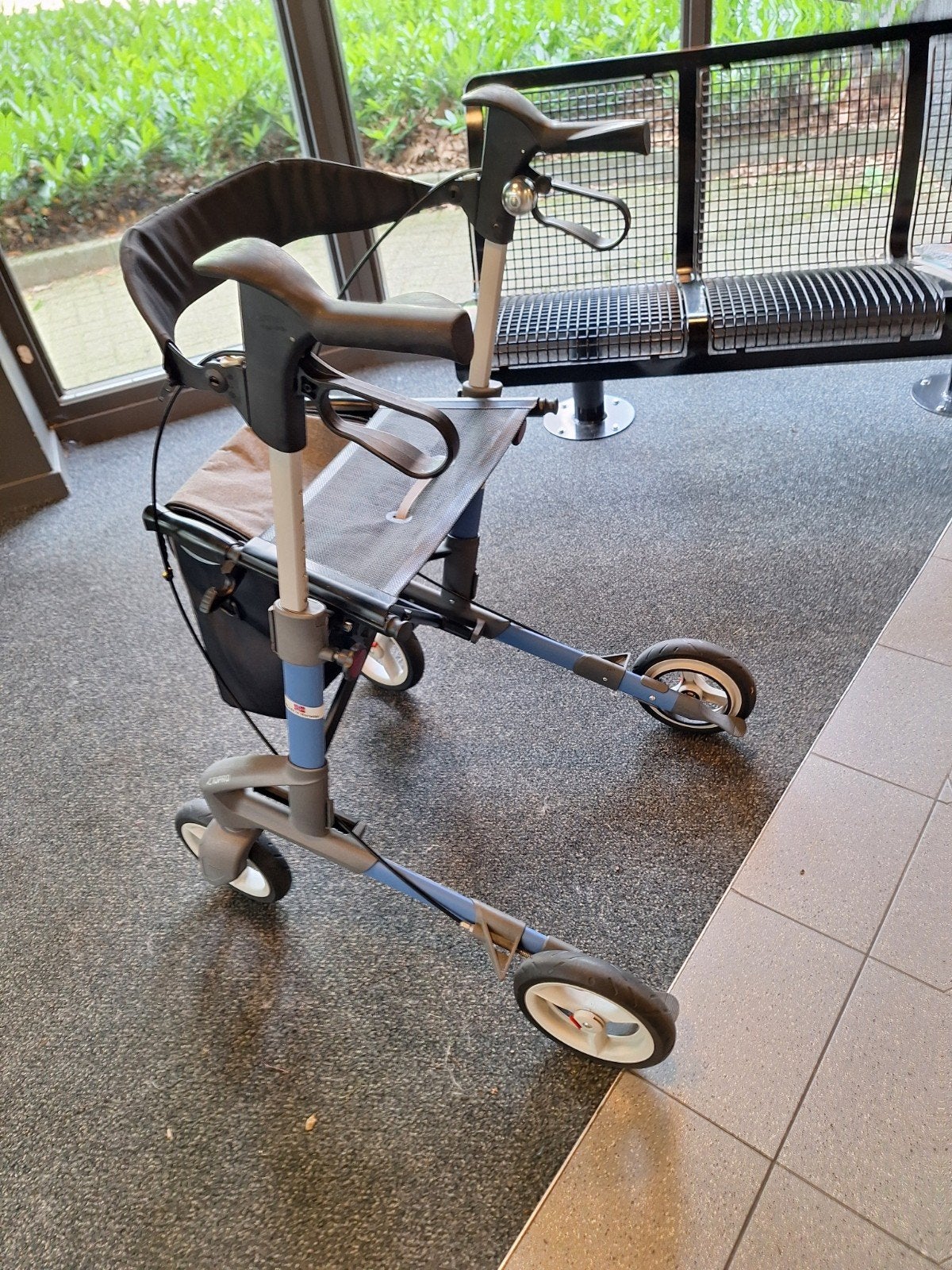 Foto 12 van Rollator lichtgewicht aluminium lees beschrijving nieuwstaat