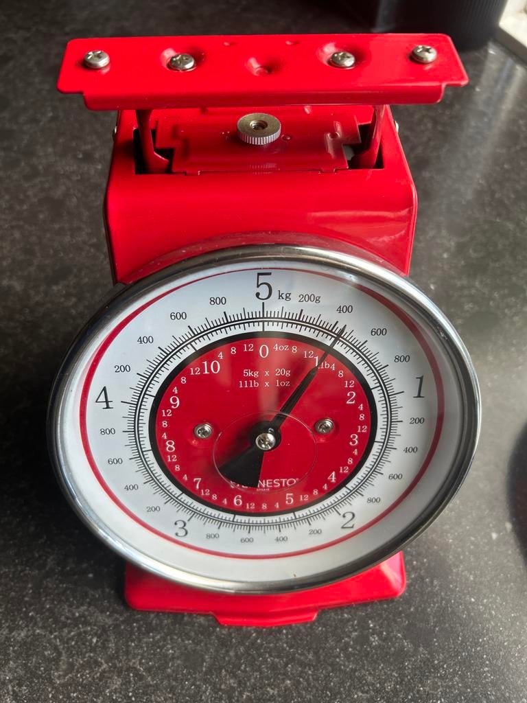 Rode analoge keukenweegschaal met kom - 5kg, Minder dan 10 kg, Keukenweegschaal, Ophalen of Verzenden, Zo goed als nieuw