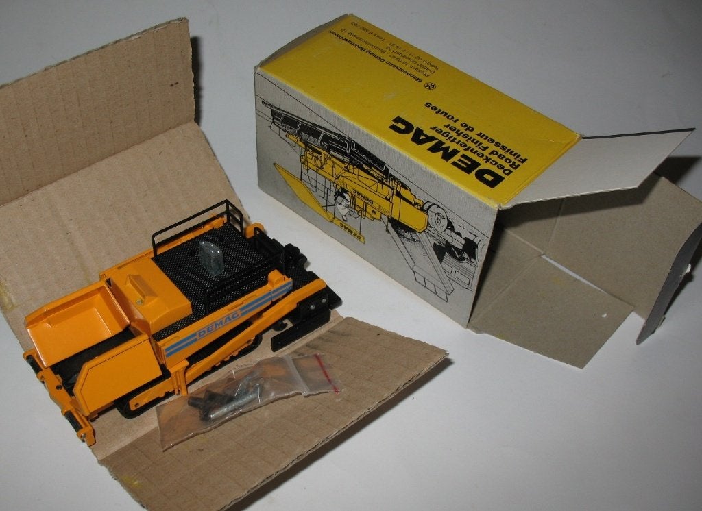 NZG 231 Demag Road Finisher 1/50 ZGAN in doosje, Hobby en Vrije tijd, Modelauto's | 1:50, Ophalen of Verzenden, Nieuw, Hijskraan, Tractor of Landbouw