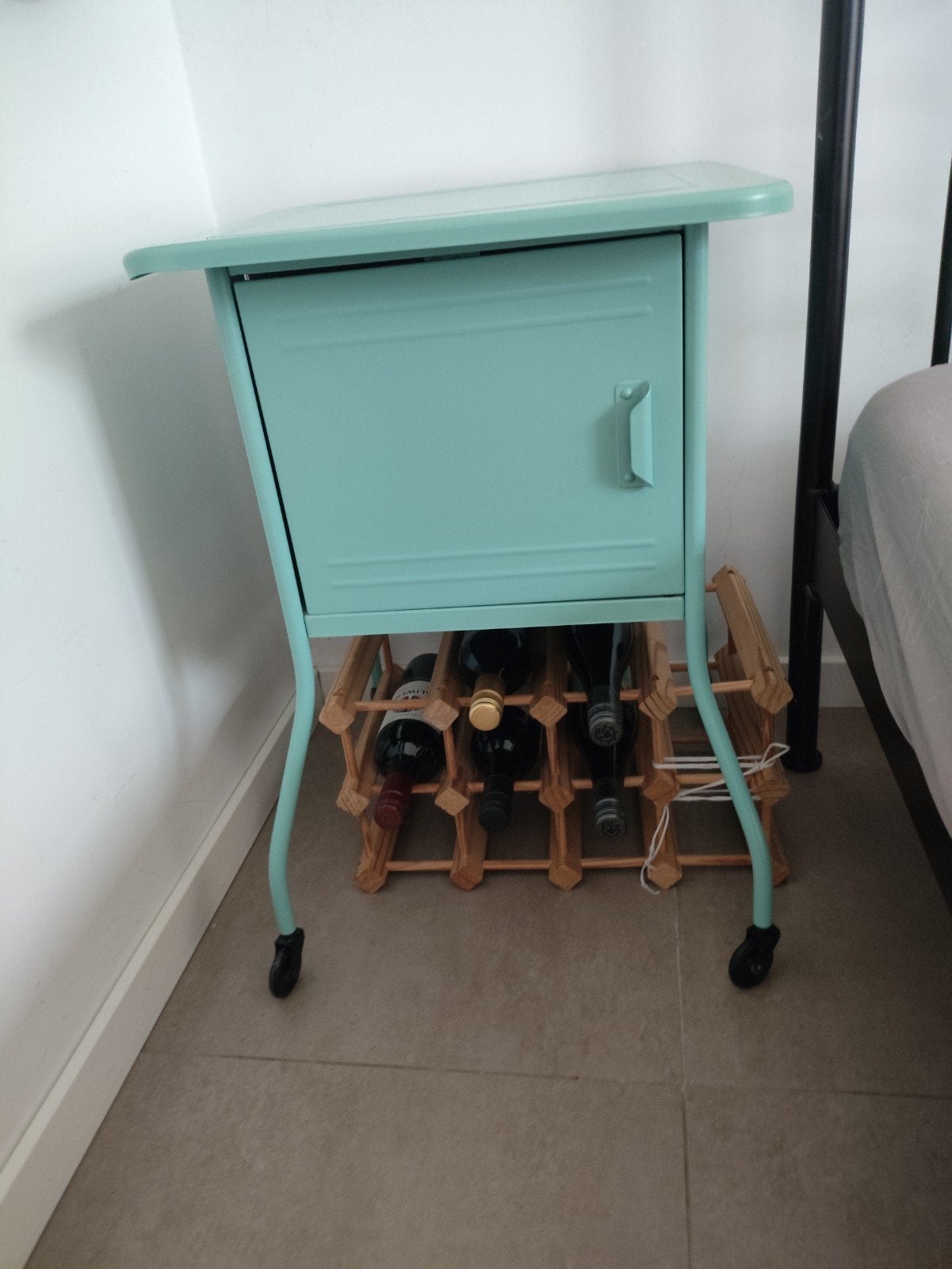 Ikea metalen nachtkastjes Vetra mintgroen, Huis en Inrichting, Gebruikt, Minder dan 45 cm, Metaal of Aluminium, 55 tot 70 cm