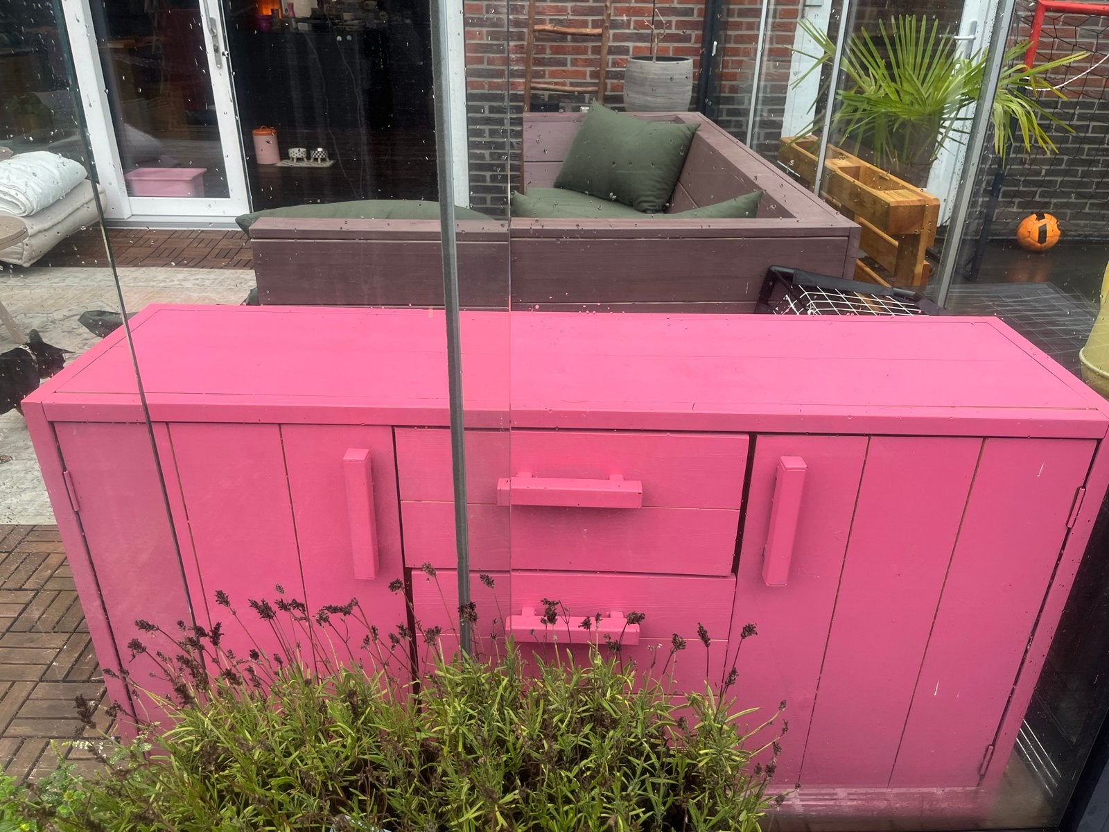 Roze houten kast met stalen accenten, Ophalen, Gebruikt, 100 tot 150 cm, Met lade(s)