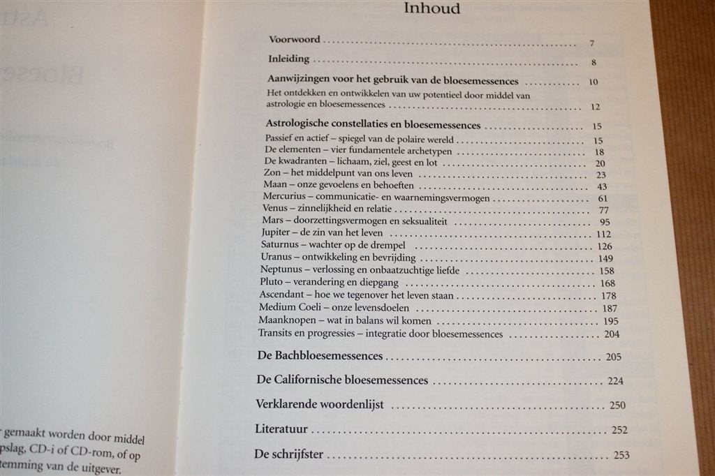 Astrologie & Bloesemtherapie — Bach & Californische Remedies, Boeken, Ophalen of Verzenden, Gelezen, Overige onderwerpen, Achtergrond en Informatie