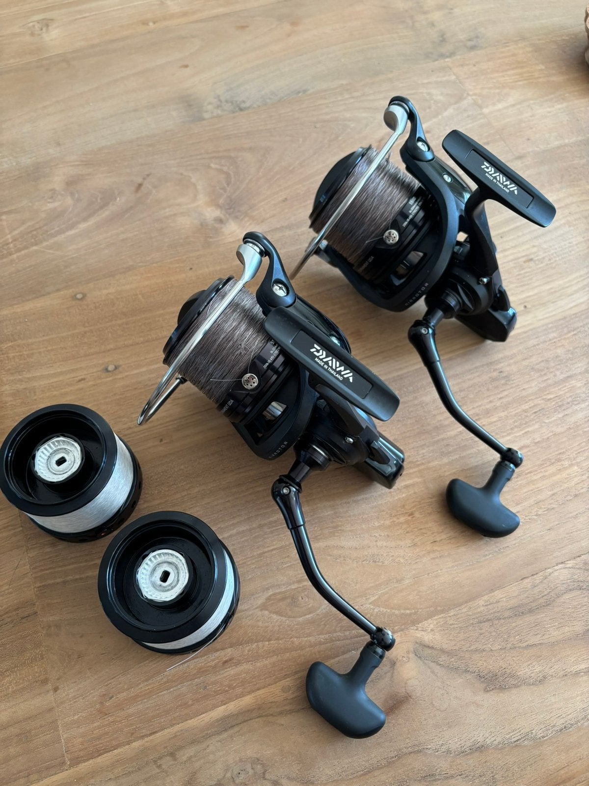 2x ZGAN Daiwa Tournament 5500 QDA + 2 nieuwe weston spoelen, Ophalen of Verzenden, Zo goed als nieuw, Molen