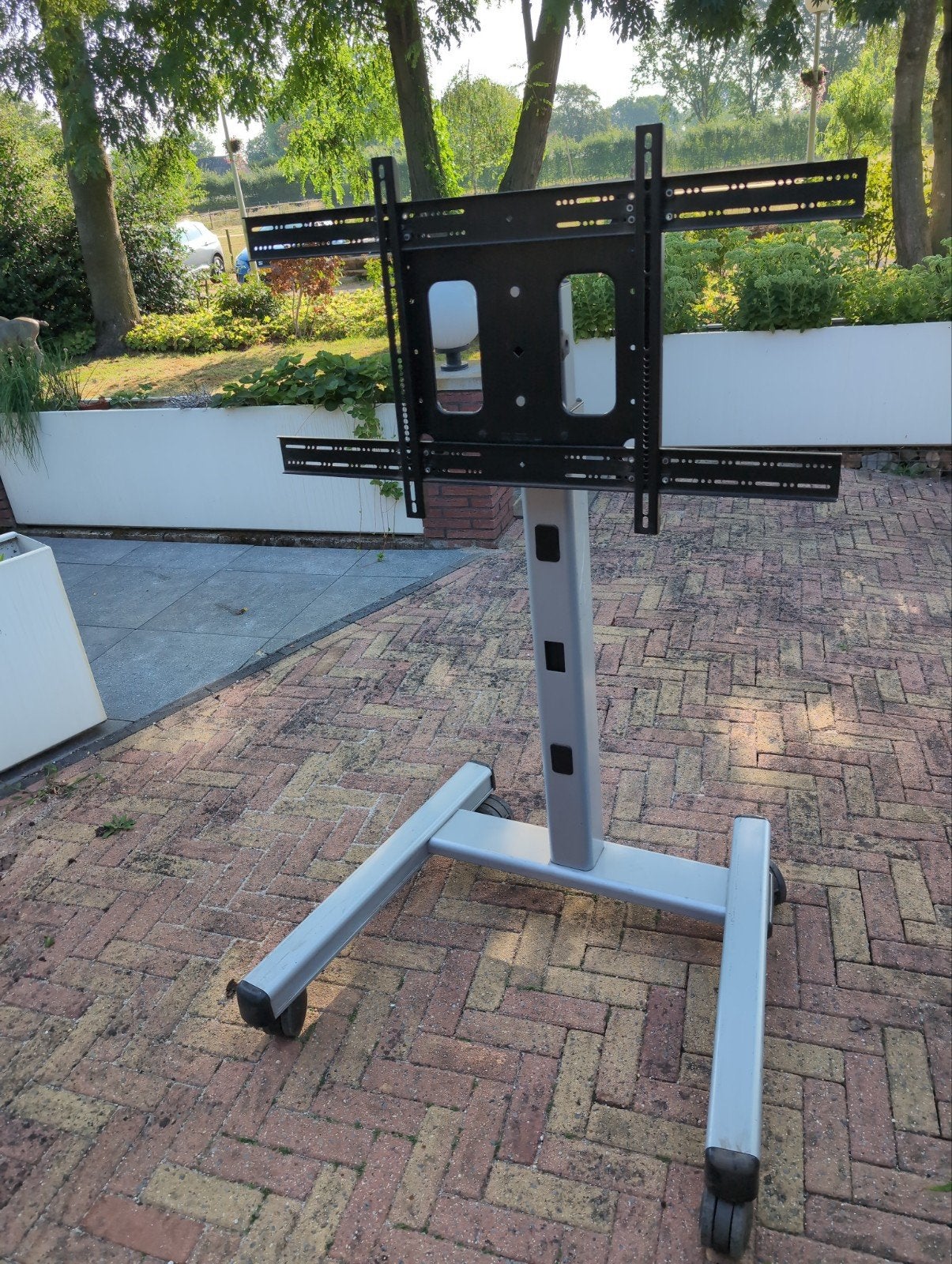 Rijdende/mobiele televisie standaard, Ophalen