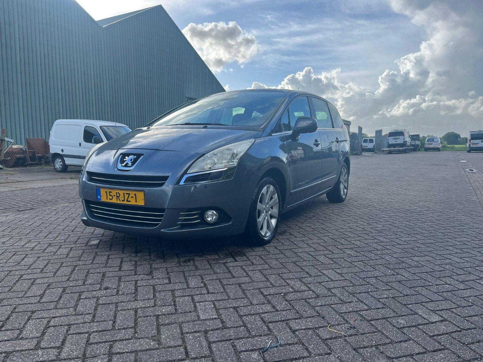 Peugeot 5008 1.6 THP 7PL 2011 Grijs, Auto's, Voorwielaandrijving, Bedrijf, Handgeschakeld, 84 €/maand