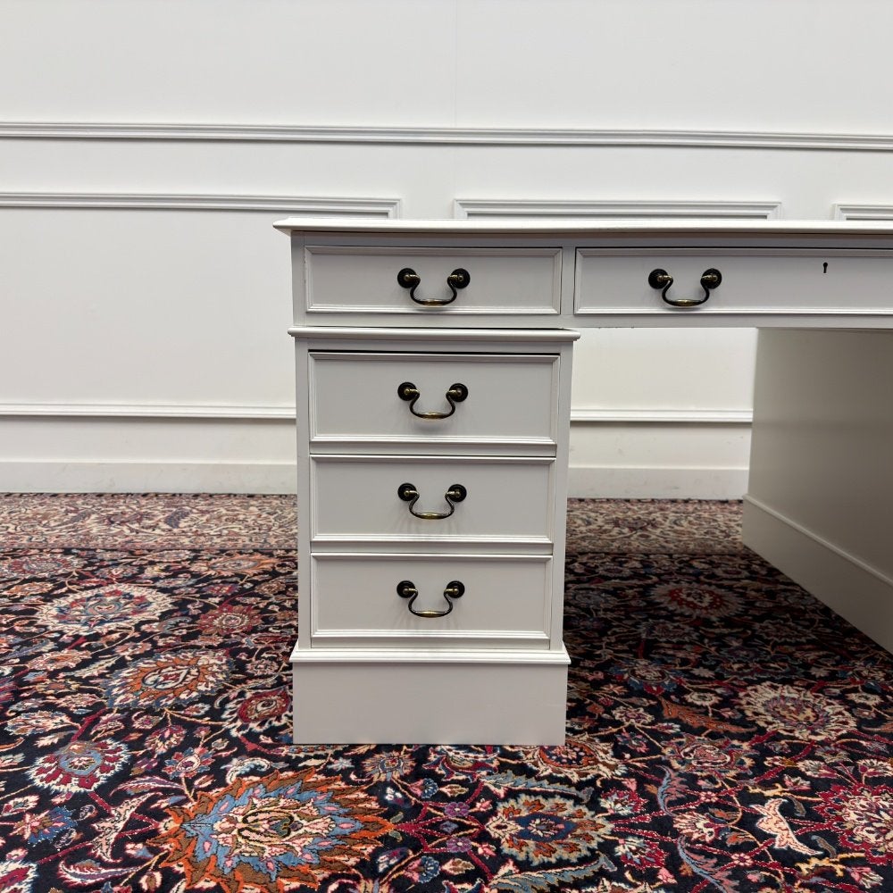 Foto 11 van Klassiek Engelse Witte Chesterfield Bureau Partnerdesk