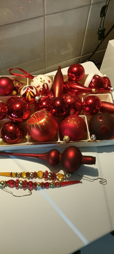 22 rode kerstballen plus piek, Ophalen of Verzenden, Gebruikt