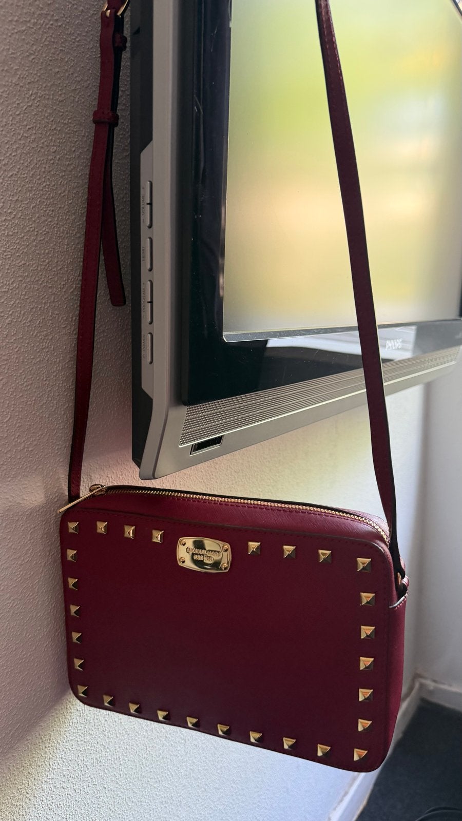 Originele Michael Kors tas in bordeauxrood met studs, Ophalen of Verzenden, Zo goed als nieuw, Overige kleuren, Schoudertasje