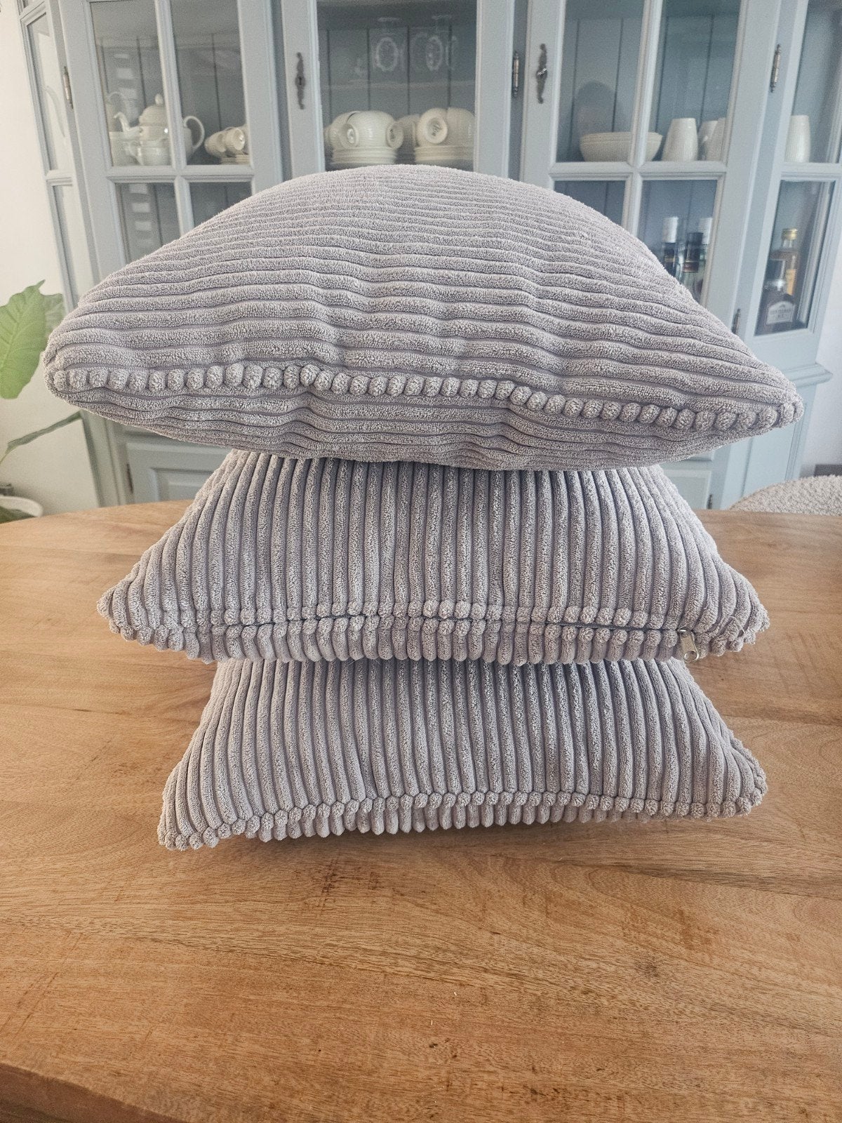 3 lichtgrijze ribfluwelen sierkussens 40 cm, Inclusief binnenkussen, Vierkant, Ophalen of Verzenden, Zo goed als nieuw
