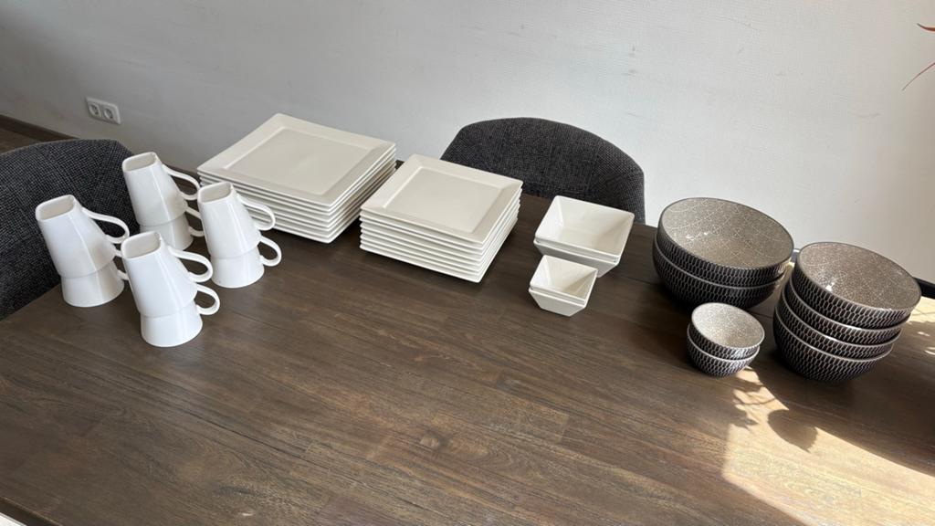 Modern Servies: Borden, Kommen & Mokken Set, Ophalen, Zo goed als nieuw, Keramiek, Compleet servies