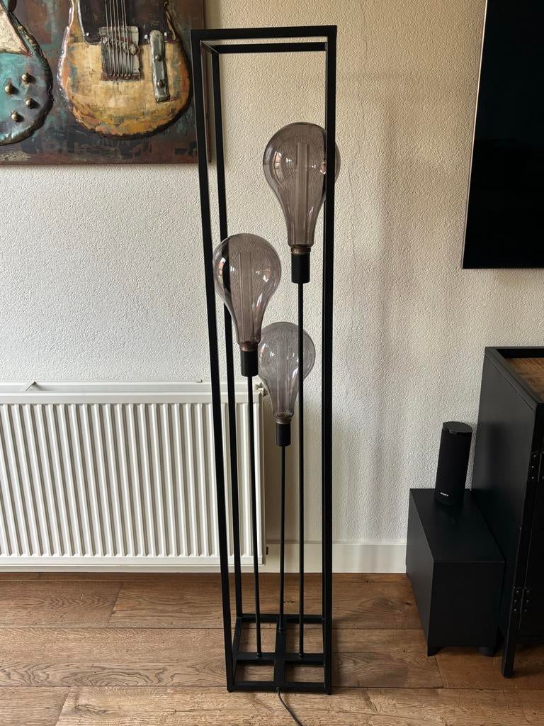 Industriële vloerlamp met 3 mooie grote lichtbronnen werkend, Huis en Inrichting, Ophalen, Gebruikt, Metaal, 150 tot 200 cm
