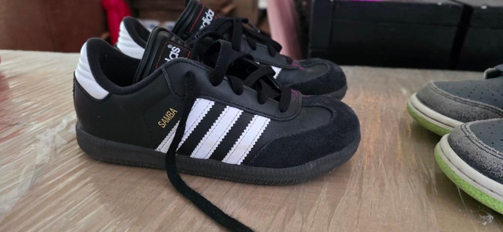 Adidas Samba kinderschoenen mt. 33 - Zwart met witte strepen, Adidas, Jongetje of Meisje, Ophalen of Verzenden, Gebruikt