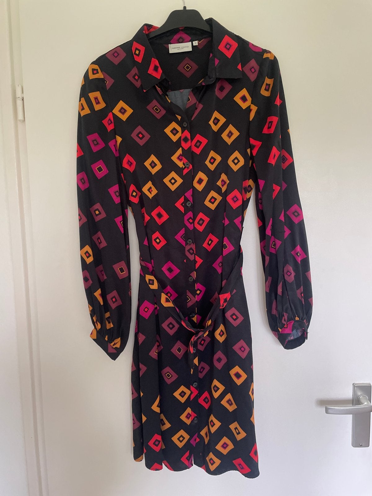 Fabienne Chapot jurk met print en centuur kasten opruiming, Zwart, Ophalen of Verzenden, Zo goed als nieuw, Knielengte