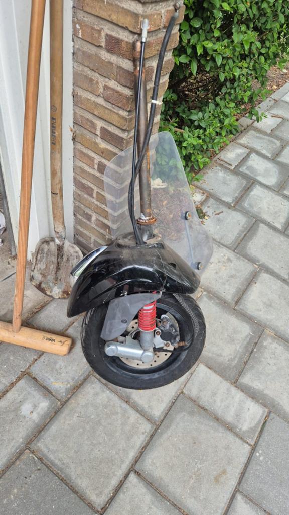 Vespa s voorvork, Ophalen, Benzine, Vespa