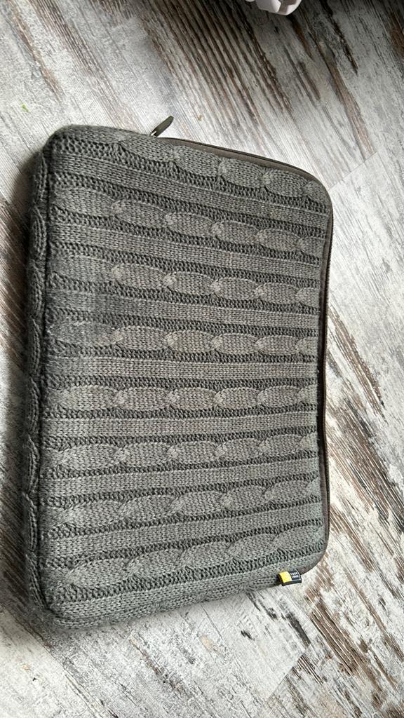 Case Logic laptophoes grijs wol met roze binnenkant, Gebruikt, Grijs, Ophalen of Verzenden, Laptophoes