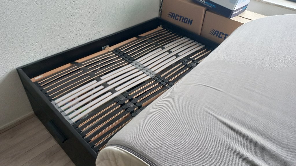 Foto 9 van 140x200 bed met lades, lattenbodem en matras