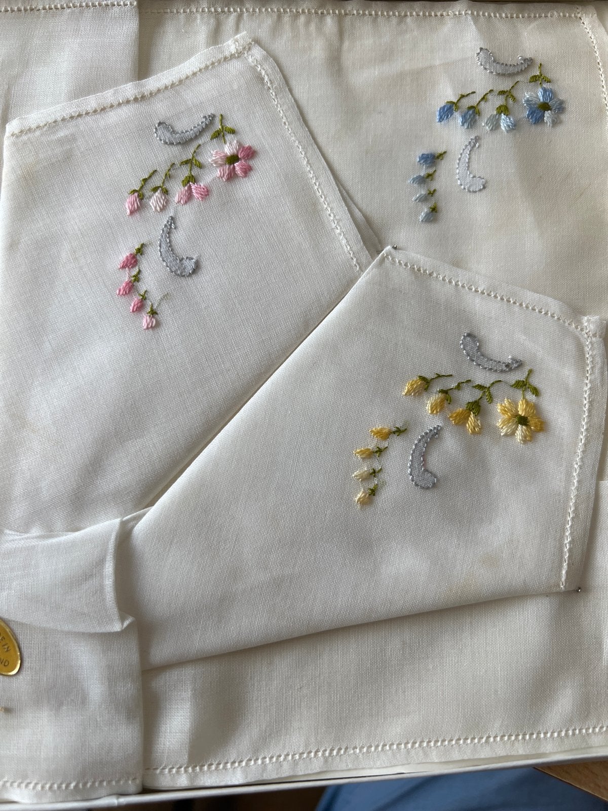 Vintage Zwitserse geborduurde zakdoeken in originele doos, Antiek en Kunst, Antiek | Kleden en Textiel, Ophalen of Verzenden
