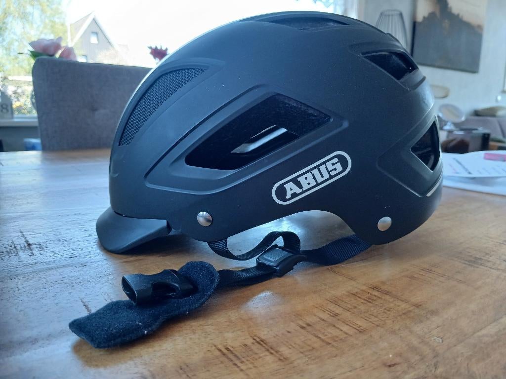 Abus dames fietshelm Hyban 2.0 wijder en strakker te zetten, Fietsen en Brommers, Fietsaccessoires | Fietshelmen, Ophalen, Zo goed als nieuw