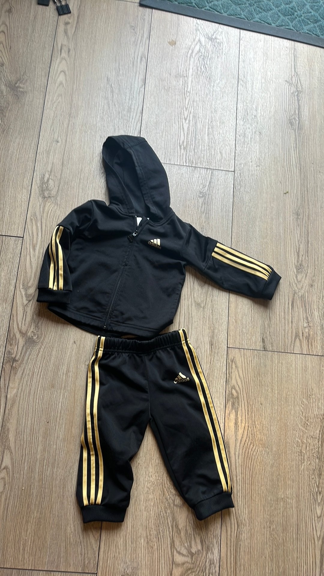 Adidas trainingspak zwart goud 74 pak vest broek capuchon, Ophalen of Verzenden, Zo goed als nieuw, Jongetje of Meisje, Pakje