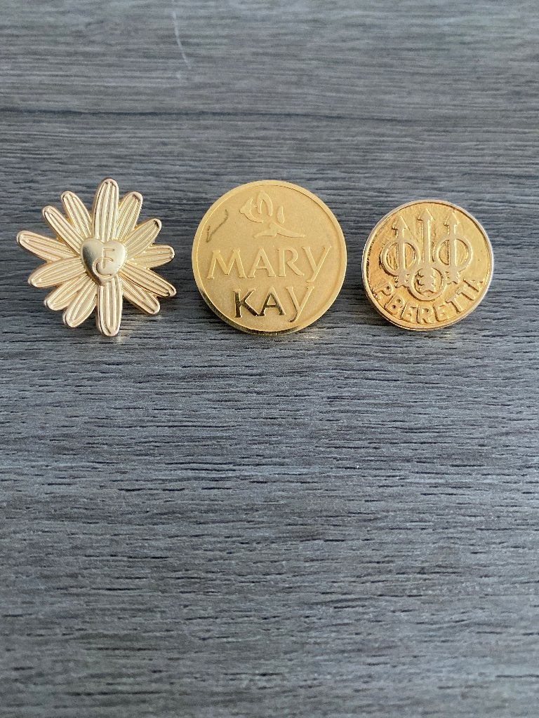Vintage Mary Kay gouden broche / speld – bloem & medaillon, Ophalen of Verzenden, Zo goed als nieuw, Goud, Overige materialen
