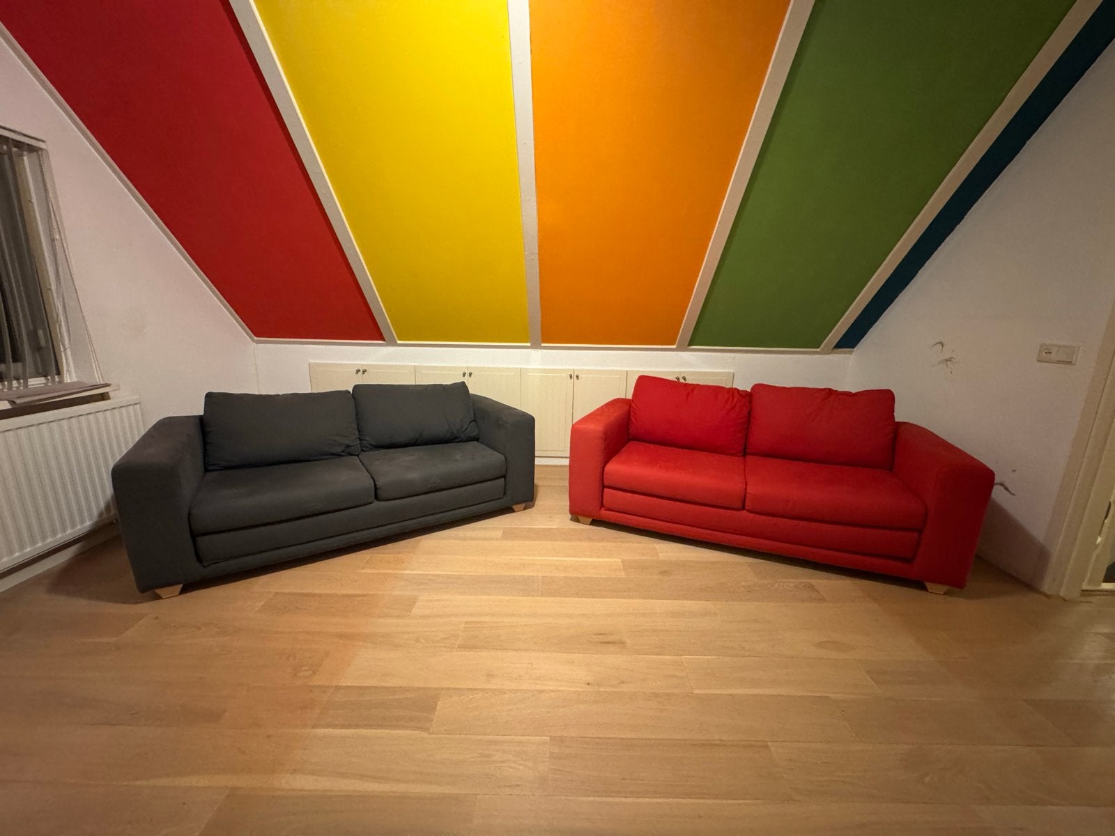 Twee slaapbanken: blauw en rood, Blauw, Tweepersoons, Ophalen of Verzenden, Zo goed als nieuw