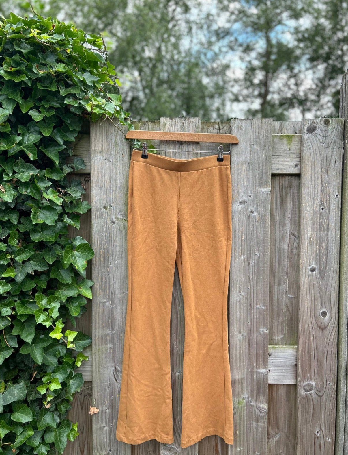 HEMA Flared Broek | Camel, Maat S, Ophalen of Verzenden, Zo goed als nieuw, Maat 38/40 (M), Lang