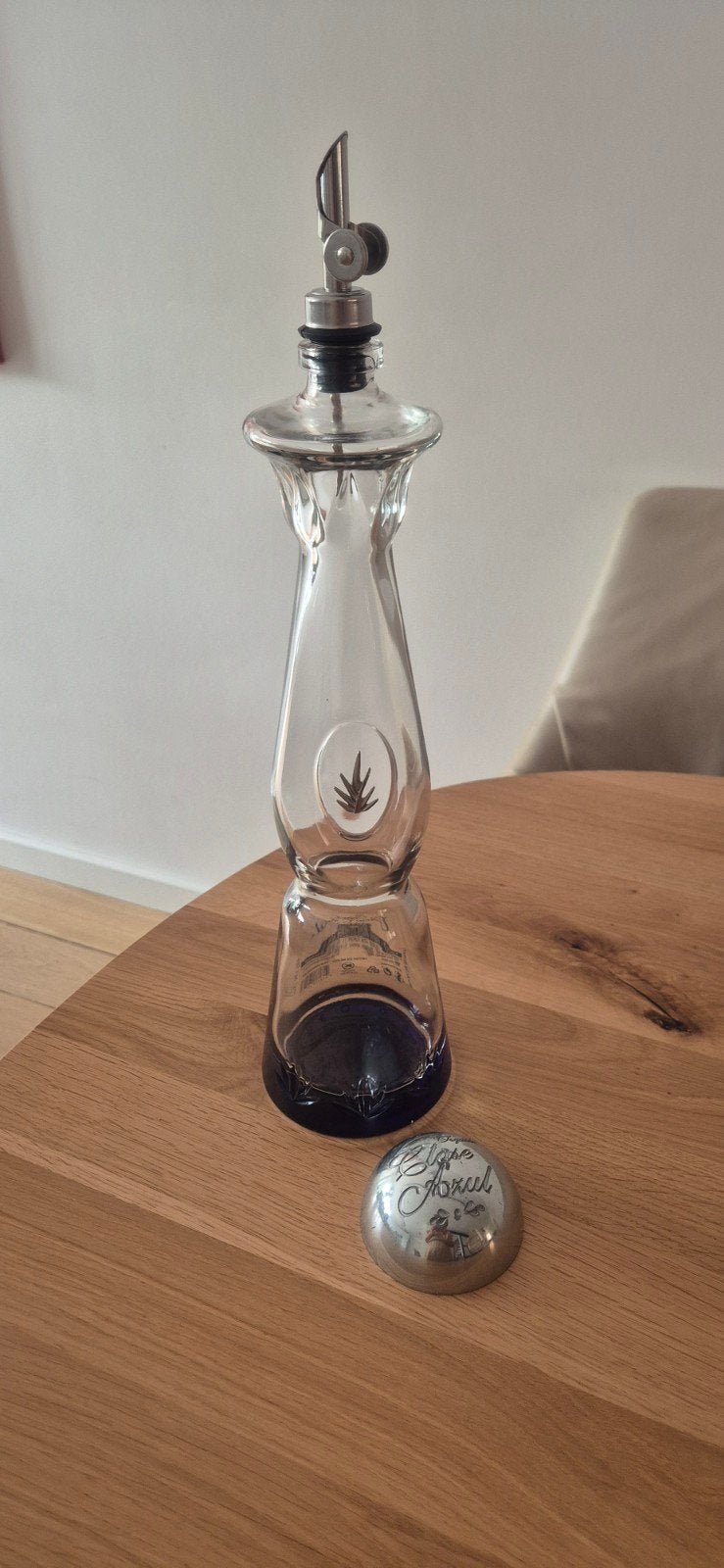 Te koop mooie glazen Clase Azul fles met olie dispenser, Ophalen of Verzenden