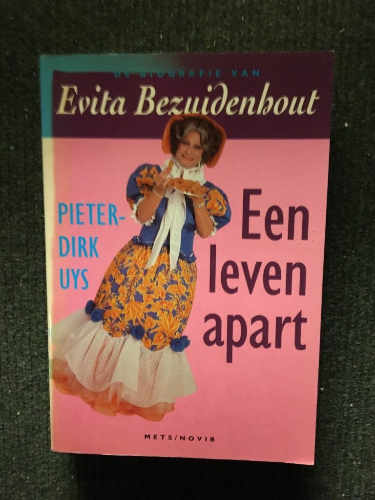Evita Bezuidenhout. Een leven apart ; Pieter Dirk Uys, Pieter Dirk Uys, Kunst en Cultuur, Ophalen of Verzenden, Zo goed als nieuw