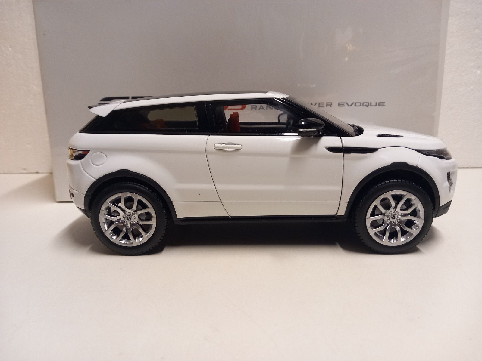 Range Rover Evoque white Land Rover GT Auto s metal 1:18 KRD, Ophalen of Verzenden, Zo goed als nieuw, Auto, Overige merken