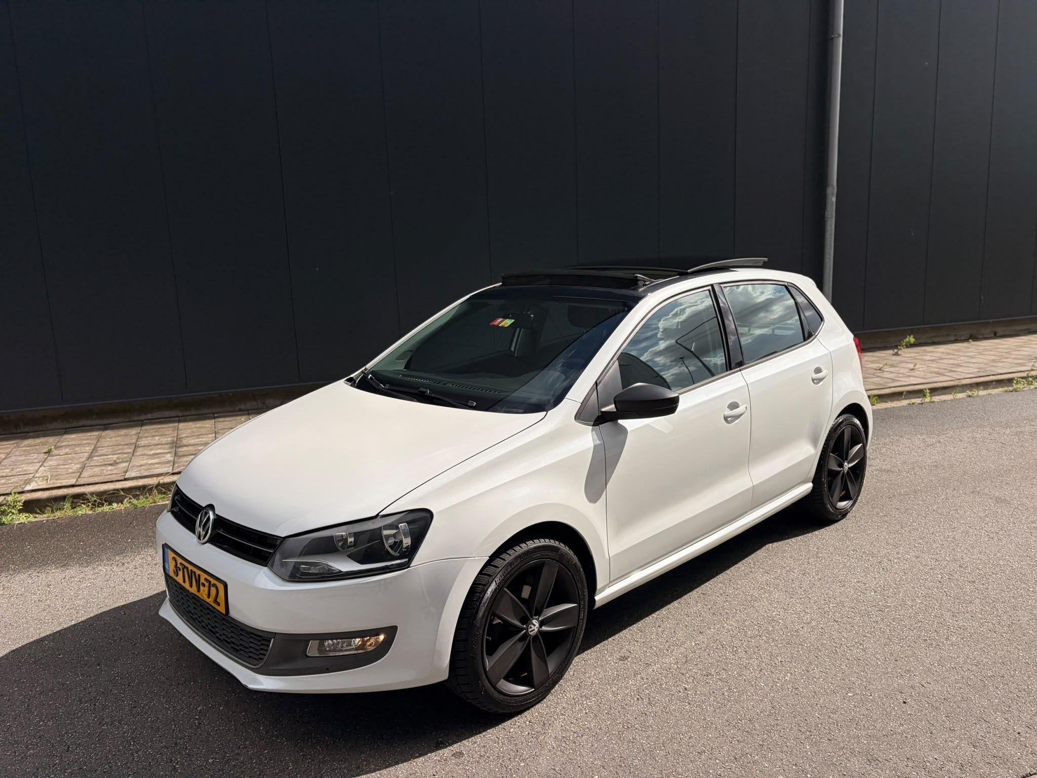 Volkswagen Polo 1.4-16V Highline Pano| Airco|, Voorwielaandrijving, Zwart, 4 cilinders, Wit