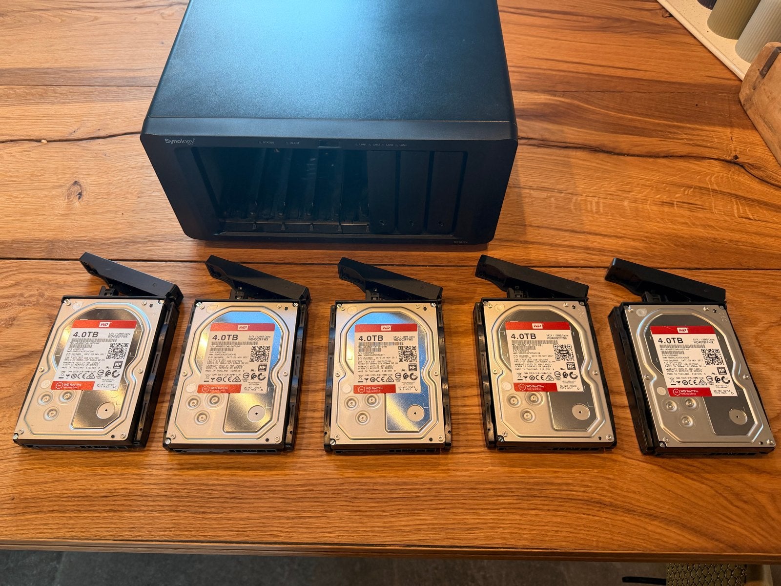 Synology DS1817+ NAS met 5x 4TB WD Red Pro HDD's + accu, Ophalen, Server, HDD, Zo goed als nieuw