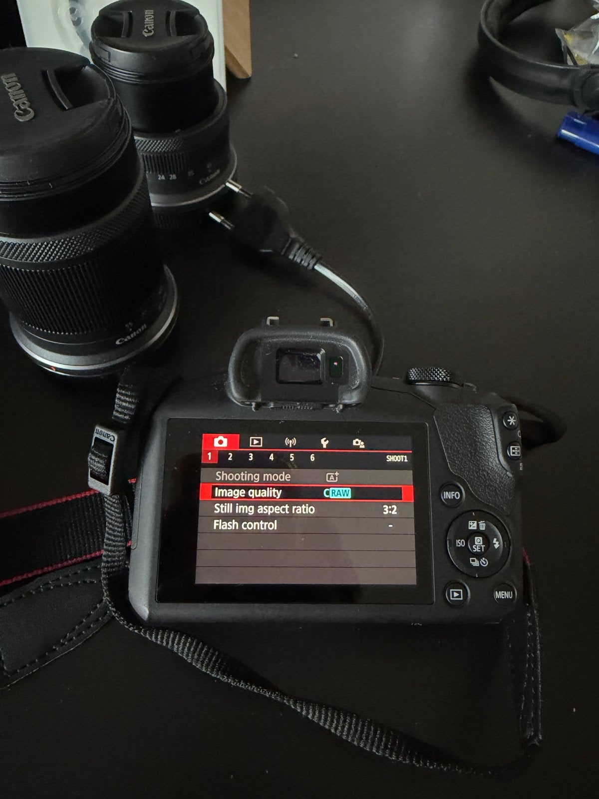 Foto 6 van Canon EOS R100 Systeemcamera met 2 lenzen en accessoires