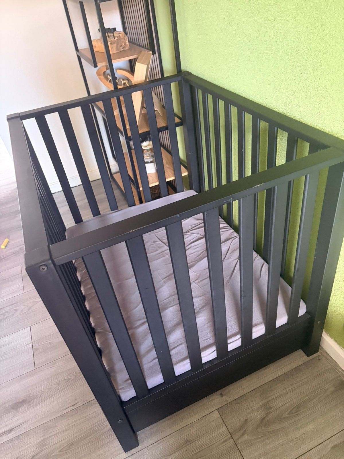 Zwarte box met lade, Kinderen en Baby's, Boxen, Ophalen, Zo goed als nieuw, Vierkant, In hoogte verstelbaar