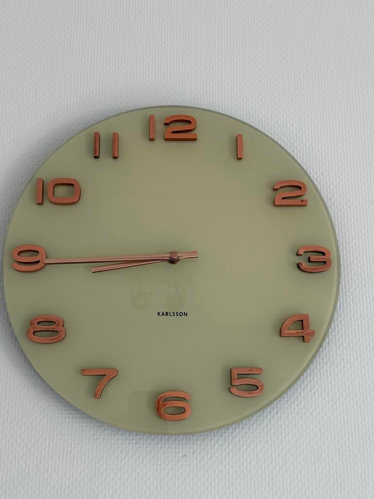 Moderne Karlsson Wandklok - Beige met Koperen Cijfers, Ophalen, Zo goed als nieuw, Analoog, Wandklok