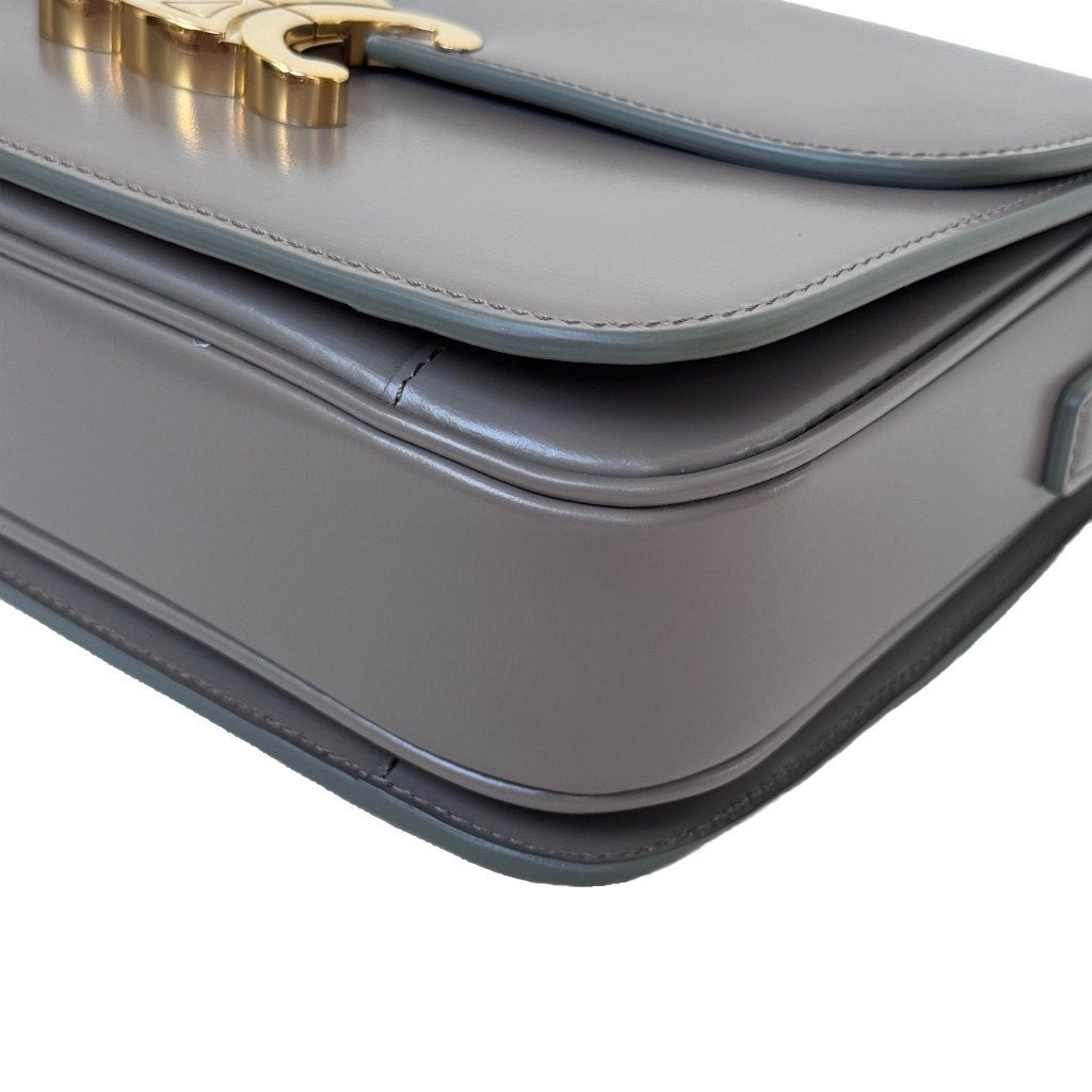 Celine triomphe medium pebble taupe crossbody tas designer image 7