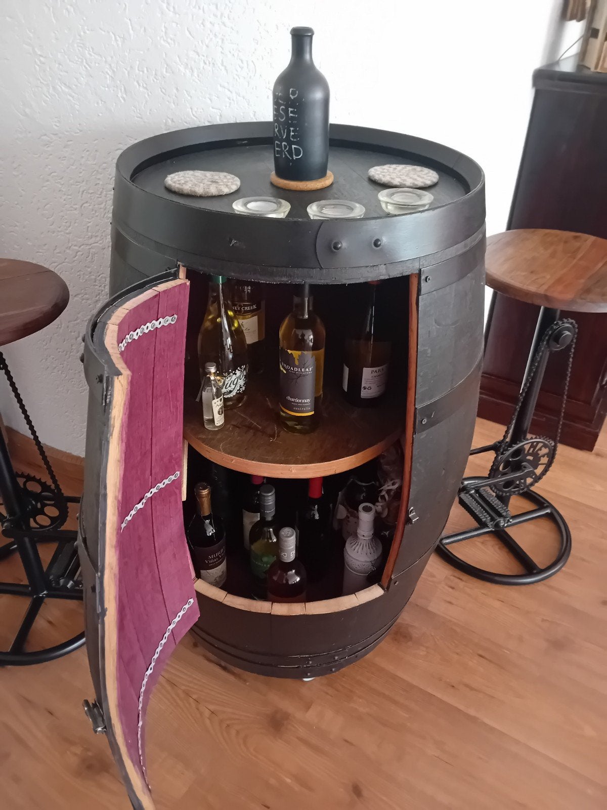 Wijnvat/bar/wijnrek op wielen met 2 vintage barkrukken, Huis en Inrichting, Barren, Ophalen, Nieuw, Inclusief barstoelen