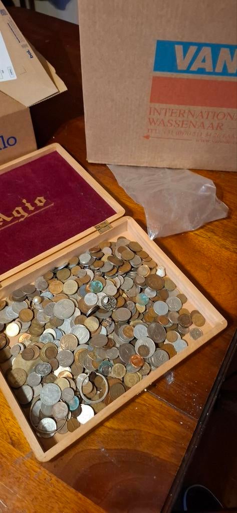 Grote sigarenkist vol oude muntjes, Ophalen of Verzenden, Losse munt