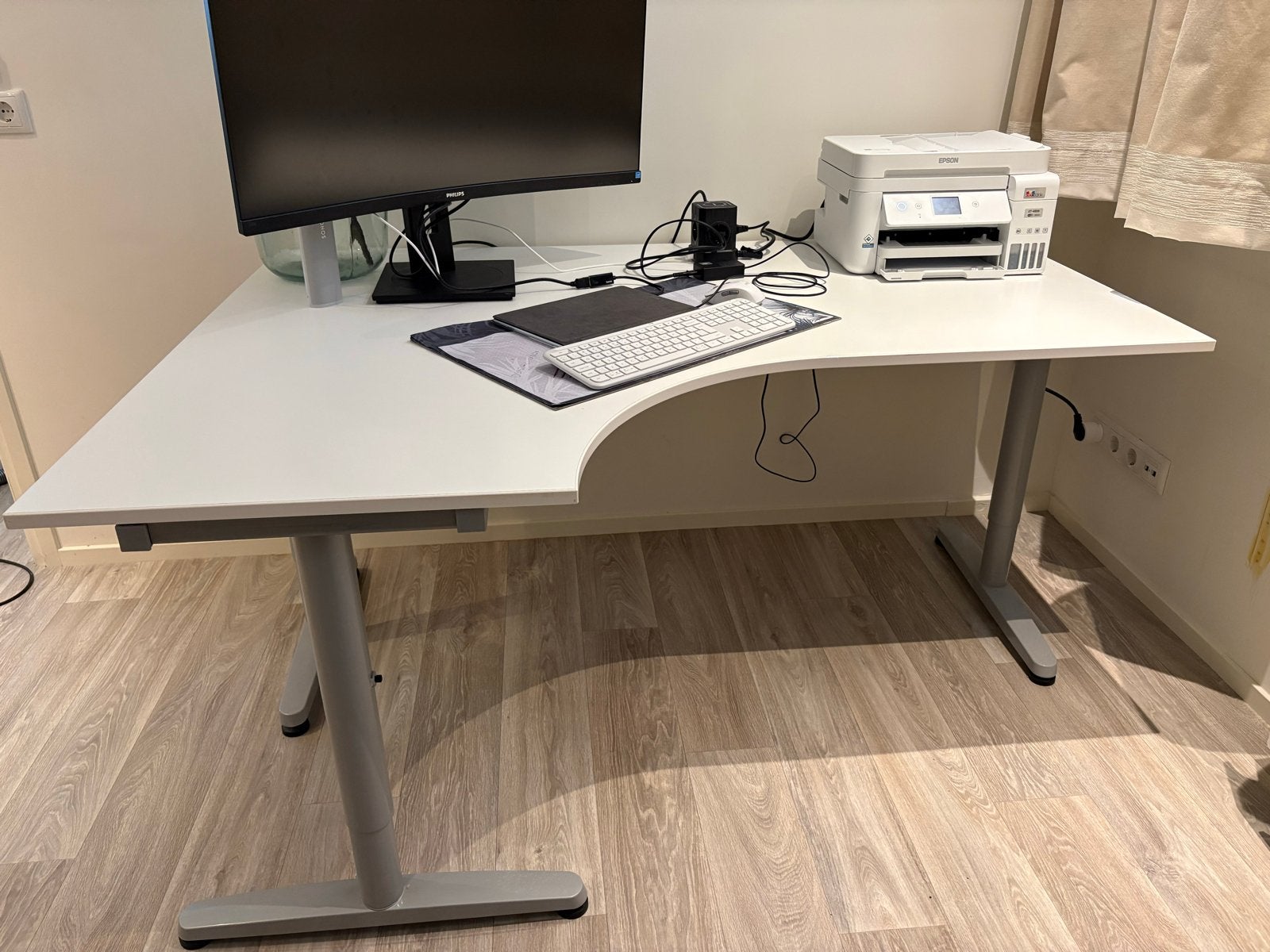 IKEA Hoekbureau met kabelgoot - Wit/Grijs, Huis en Inrichting, Ophalen, Hoekbureau, Zo goed als nieuw, IKEA