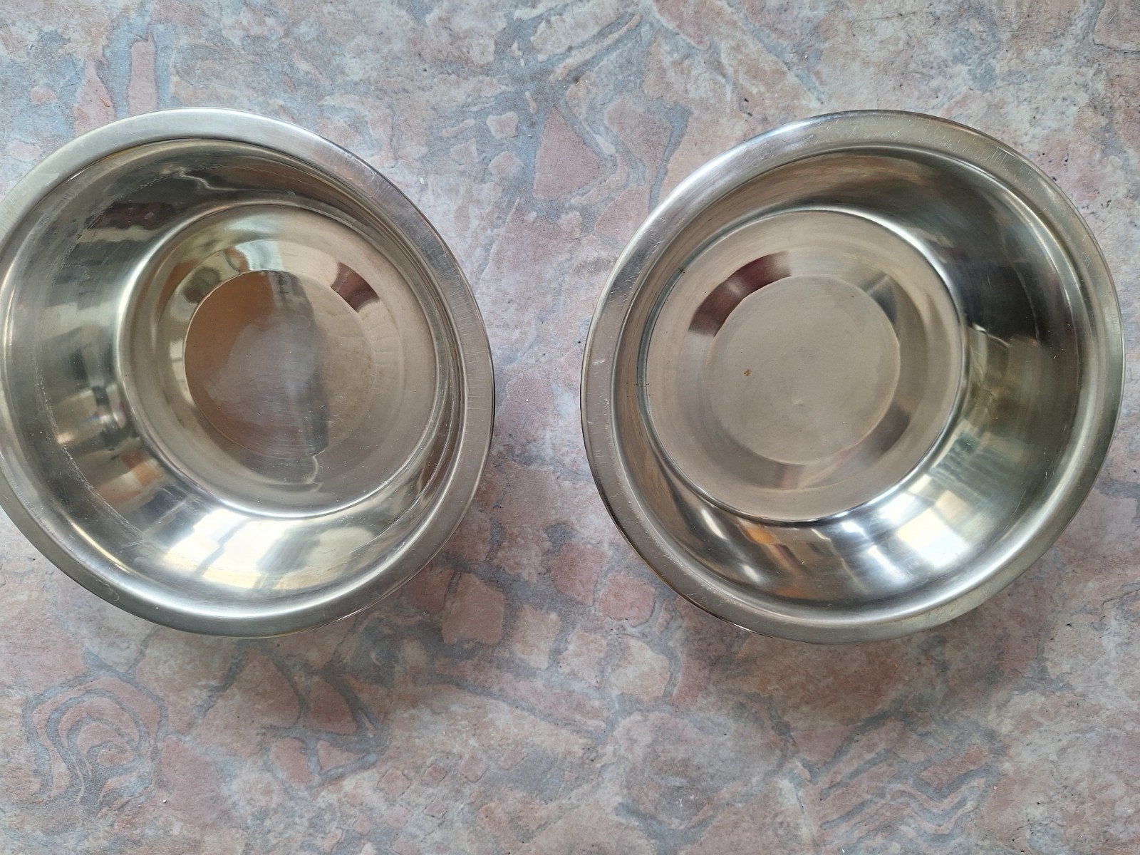 twee honden voerbakken, Ophalen