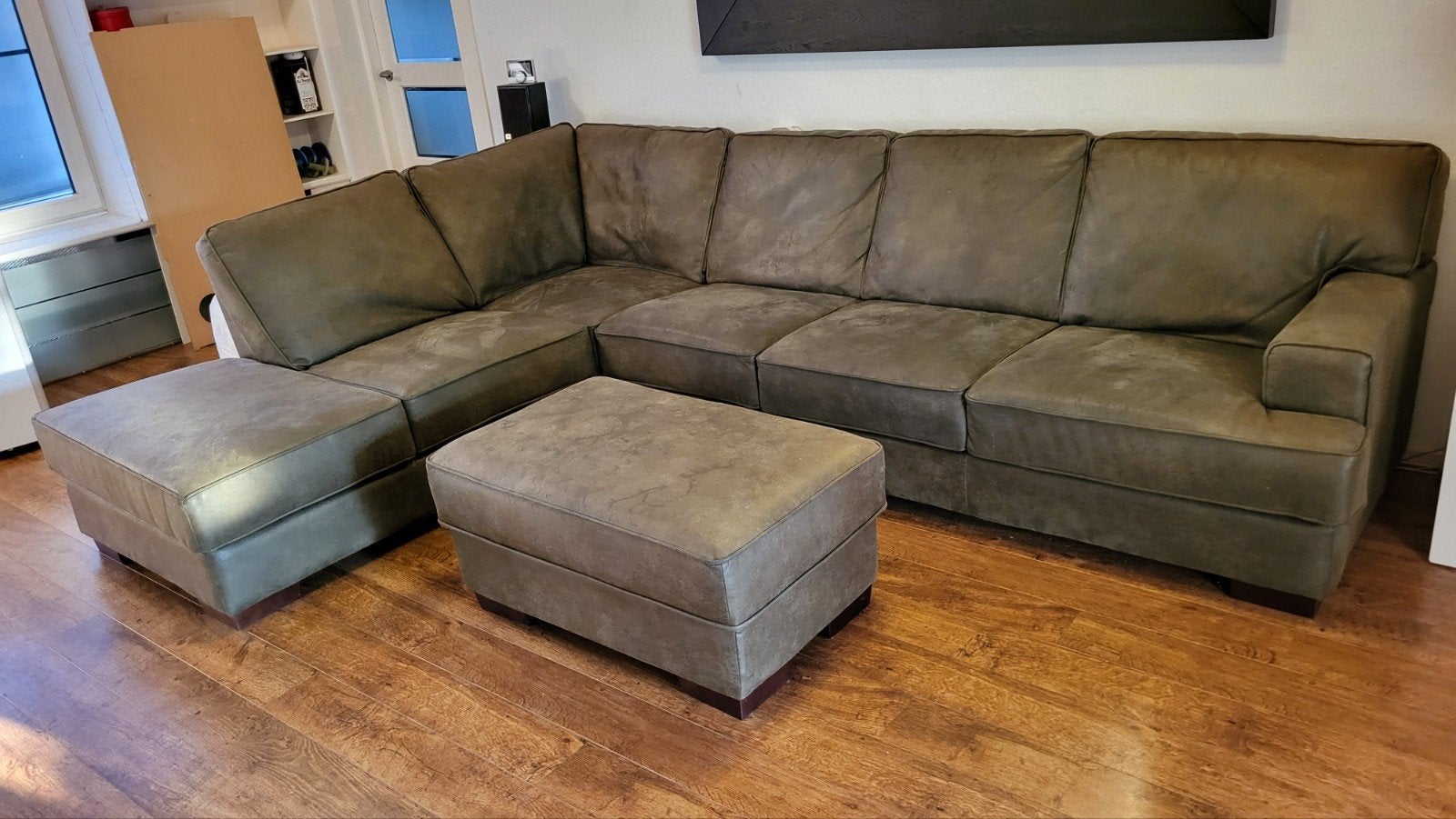 Grote hoekbank van kunstleer met hocker - 315x225 cm, Ophalen, Overige materialen, Gebruikt, Hoekbank