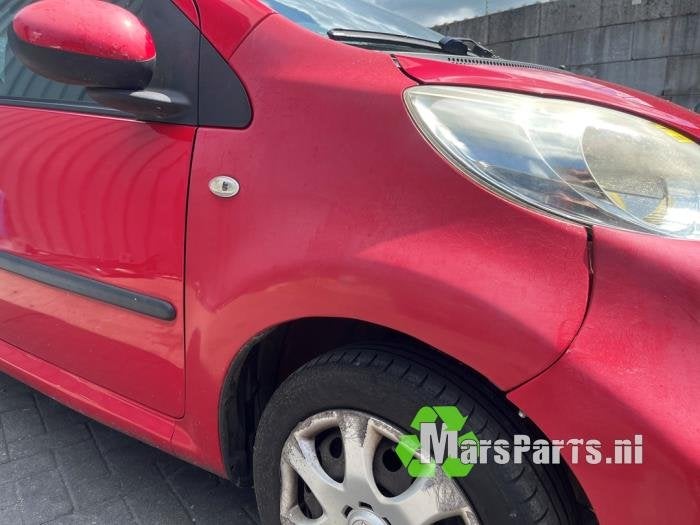 Scherm rechts-voor van een Peugeot 107 (KJH)