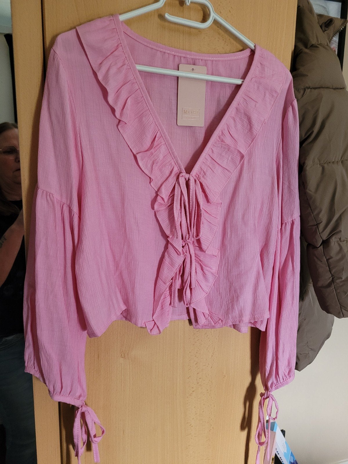 Roze blouse met ruches en strikdetails - Nieuw, Kleding | Dames, Tops, Nieuw, Maat 38/40 (M), Roze, Lange mouw, Ophalen of Verzenden