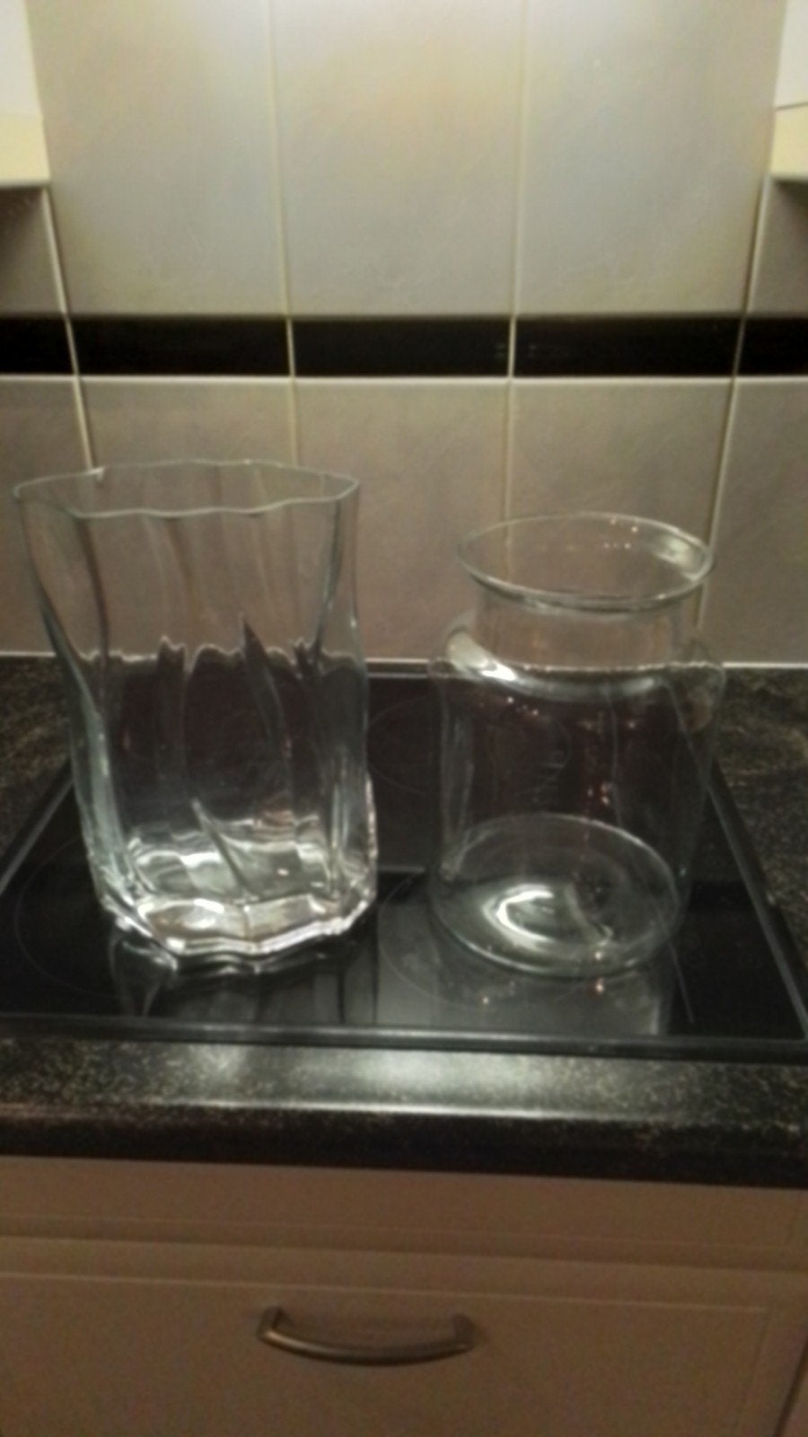 Twee grote glazen vazen, zo goed als nieuw, Ophalen, Met patroon/structuur, Transparant, Glas
