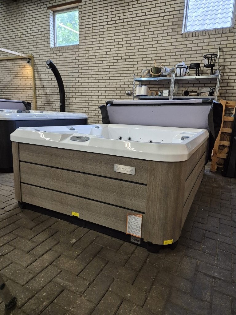 Nieuwe Spa / jacuzzi van Wellnesstub in onze showroom, Ophalen of Verzenden, Nieuw, Trap, Vast
