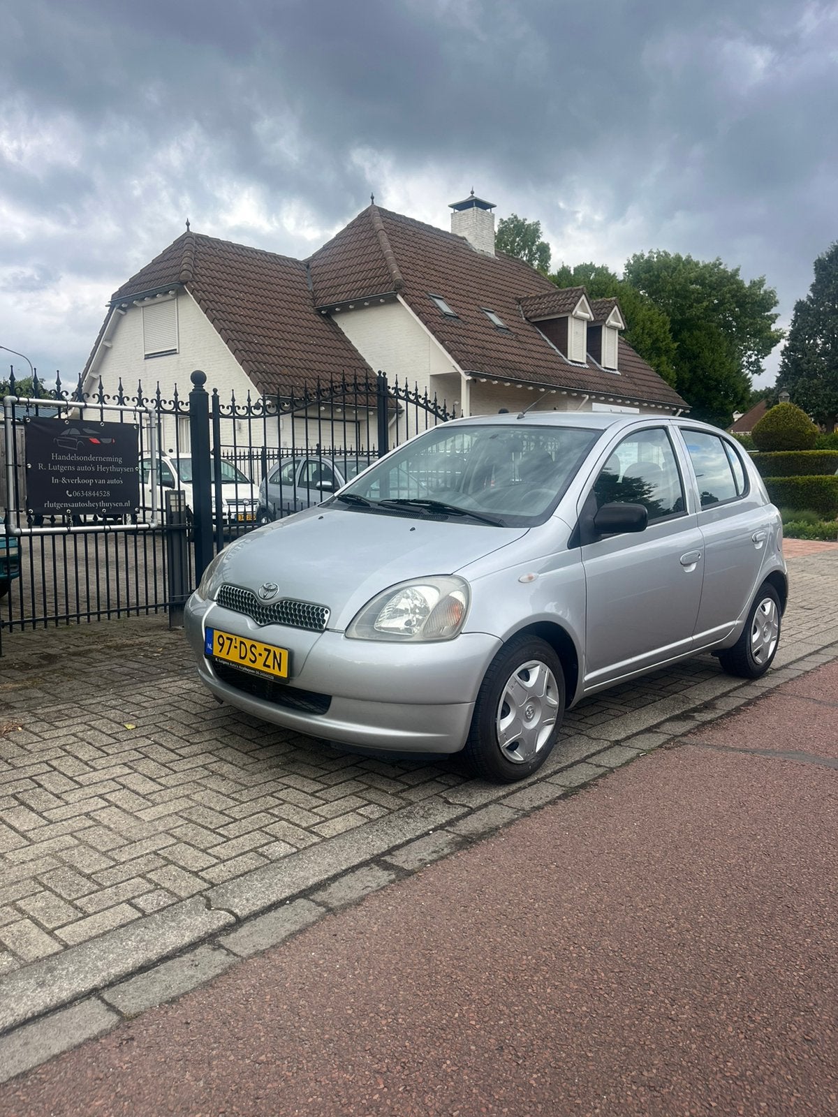 Toyota Yaris 1.0 16V Vvti 5DR SOL 1999 Grijs top staat!, Auto's, Voorwielaandrijving, Stof, Zwart, 4 cilinders