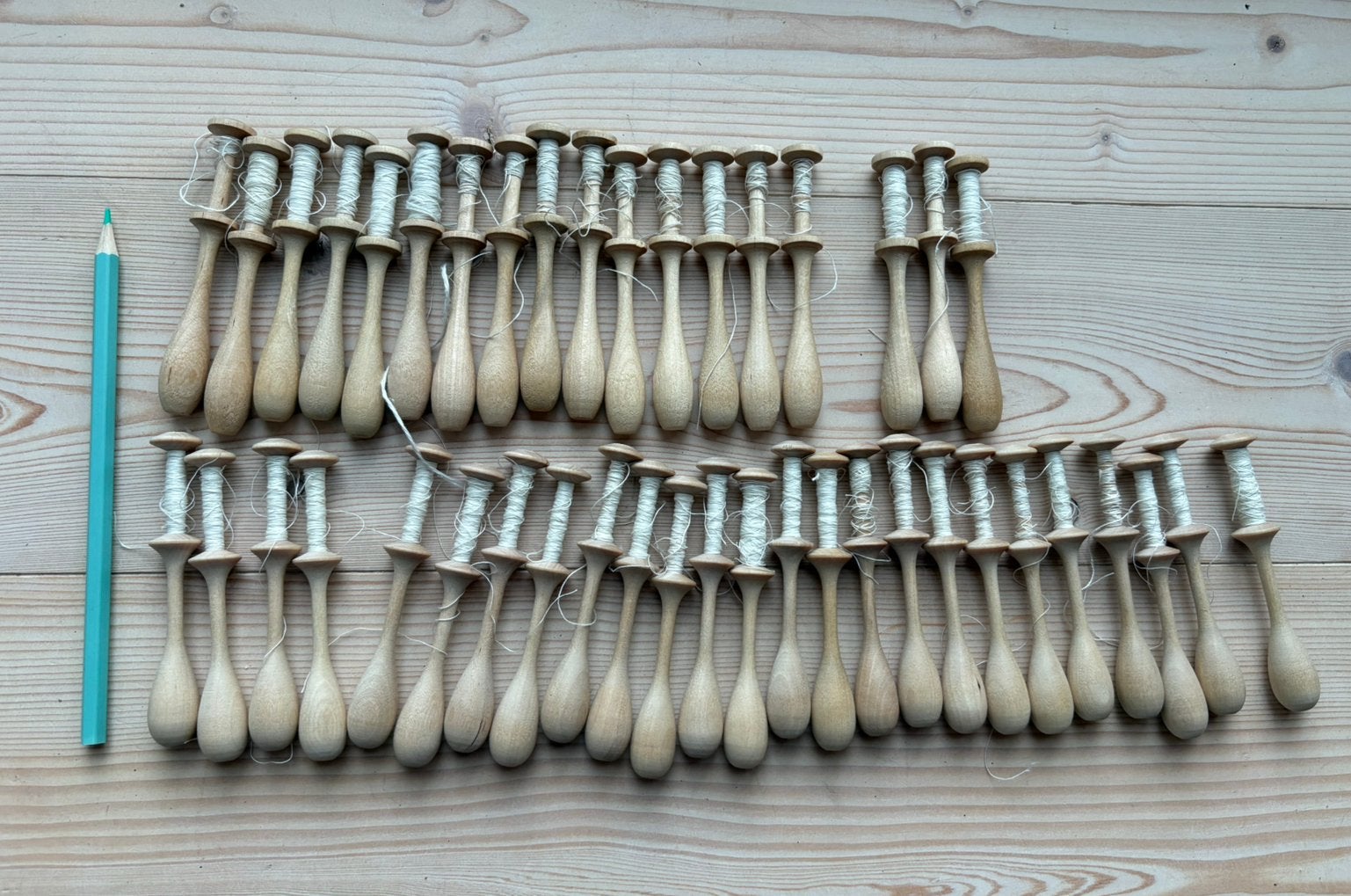 43 houten klosjes kantklossen kantklosjes, Hobby en Vrije tijd, Kantklossen, Ophalen of Verzenden, Zo goed als nieuw